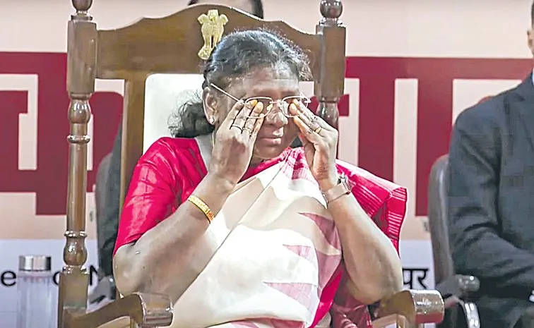 President Murmu gets emotional as Dehradun school kids1