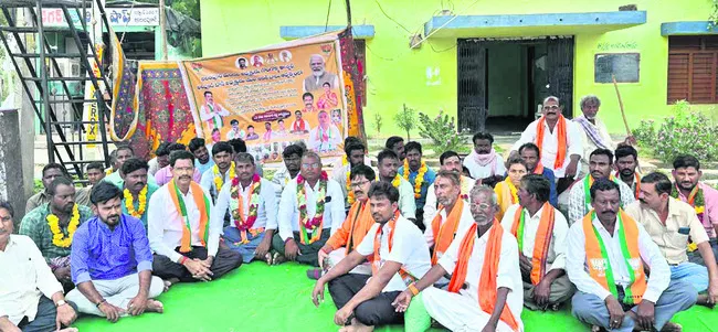 సమస్యలు పరిష్కరించాలని దీక్ష 