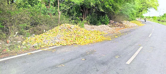 కడుపు మండి.. రోడ్డుపై పోసి