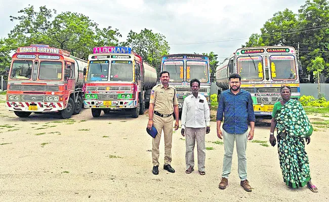 నీటిని తరలిస్తున్న ట్యాంకర్ల సీజ్‌ 