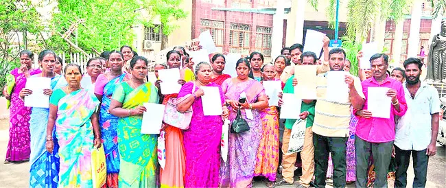 పట్టాలు మంజూరు చేయాలని వినతి