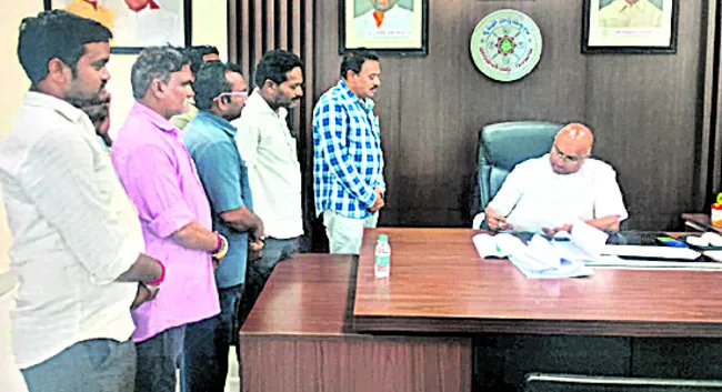 సమ్మెలోకి ఇంజినీరింగ్ విభాగ కార్మికులు