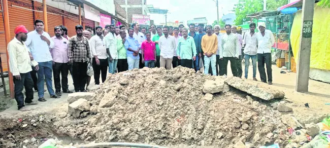 ఆర్టీసీ ప్రహరీ పనులు ఆపాలని నిరసన