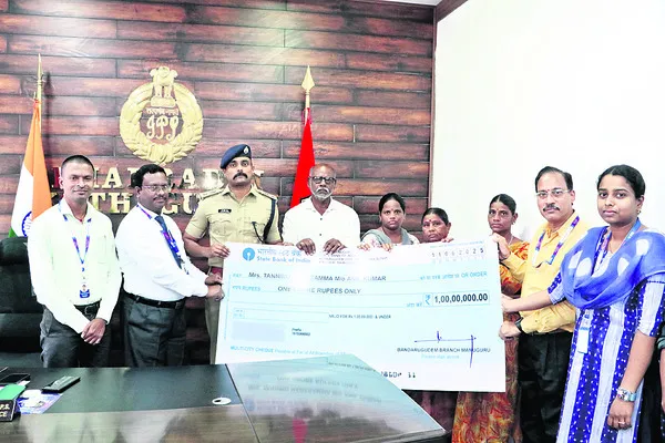 బీమా చెక్కు అందజేసిన ఎస్పీ