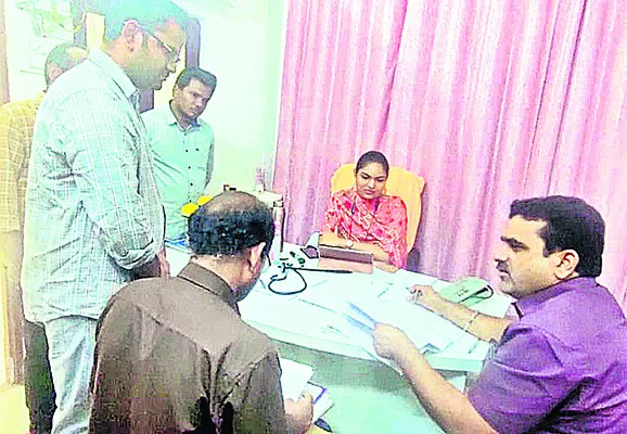 ఆస్పత్రుల్లో సేవల వివరాలు ప్రదర్శించాలి