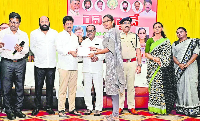 రెవెన్యూ శాఖ సేవలు వెలకట్టలేనివి 