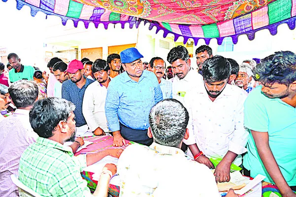 జిల్లాలో 25 వేల దరఖాస్తులు: కలెక్టర్