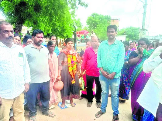 అనుమానాస్పదంగా మహిళల సంచారం