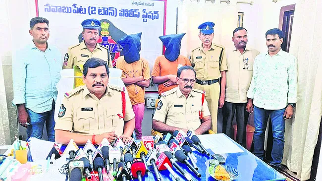 హత్య కేసులో నిందితుల అరెస్ట్‌ 