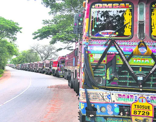 లారీ.. బారులుతీరి..