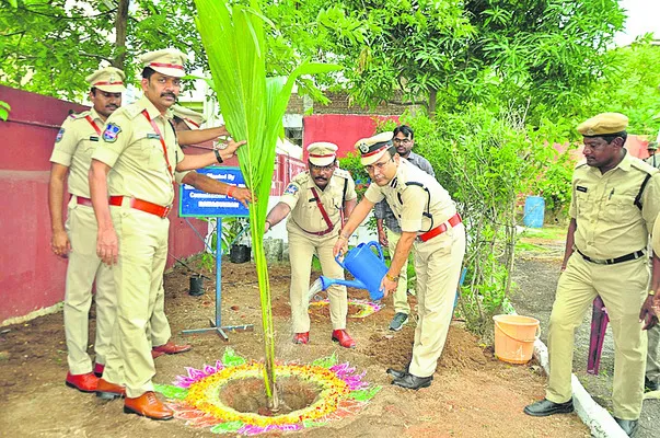జవాబుదారీగా పని చేయాలి