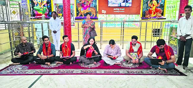 మోదమ్మను దర్శించుకున్న ట్రైనీ ఐఏఎస్లు