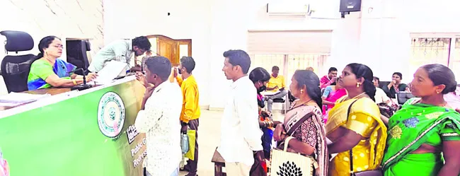 ప్రజా సమస్యలు పరిష్కరించండి