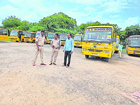 స్కూల్‌ బస్సులపై ప్రత్యేక నిఘా 