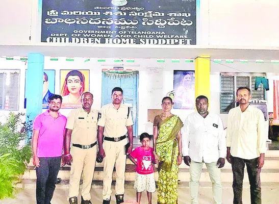 కుటుంబ సభ్యులకు చిన్నారి అప్పగింత