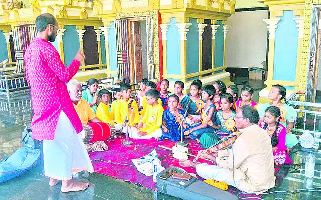 తాపీమేసీ్త్ర నుంచి సంగీత గురువుగా..