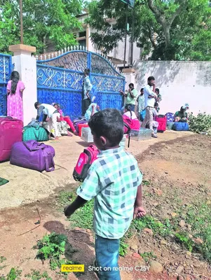 పాఠశాలకు లేటుగా వచ్చారని గేటుకు తాళం