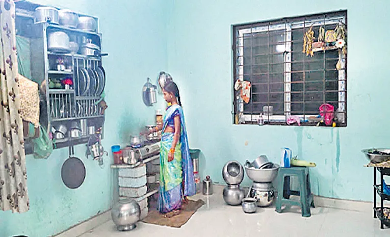 పంచాయతీ భవనమే ఇల్లు 