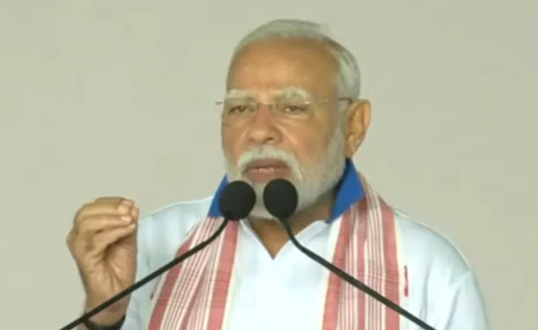 PM Modi And Others Parcipated Yoga Celebrations AT Visaka