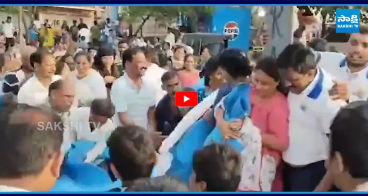 విశాఖలో యోగ మ్యాట్స్ కోసం కొట్లాట