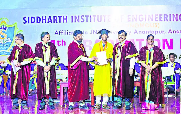 ‘సిద్ధార్థ’లో ఘనంగా గ్రాడ్యుయేషన్ డే