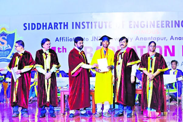 పుత్తూరు సిద్ధార్థలో గ్రాడ్యుయేషన్‌ డే