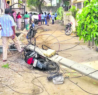 బైక్పై పడిన విద్యుత్ స్తంభం