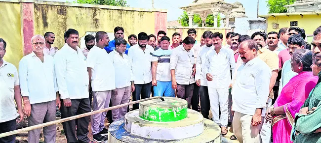 ● ఆదోనిలో వైఎస్సార్సీపీ జెండా కట్ట ధ్వంసం ● త్రీటౌన్