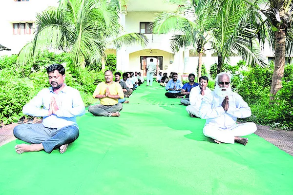 కలెక్టరేట్లో యోగా