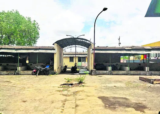 దుకాణాలు సర్దేశారు..!