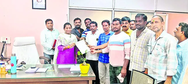 సమ్మెలోకి మున్సిపల్ ఇంజినీరింగ్ సిబ్బంది