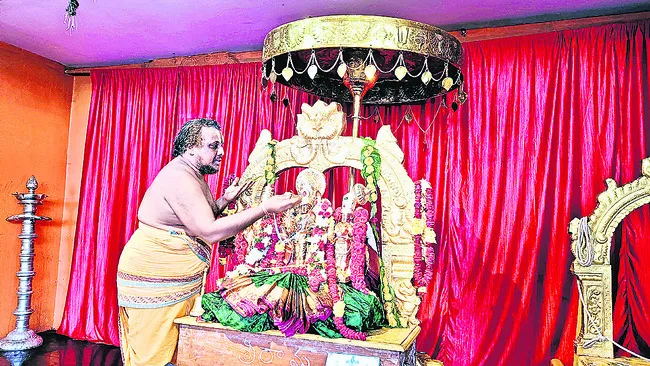 రామయ్యకు సువర్ణ తులసీ అర్చన