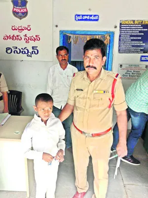 డివైడర్‌ను ఢీకొన్న డీసీఎం 