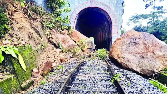 రైలు పట్టాలపై బండరాళ్లు
