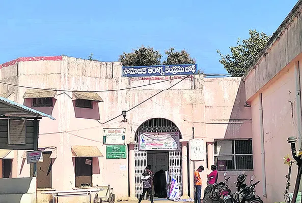 వైద్యులే లేరంటే.. బదిలీలా?