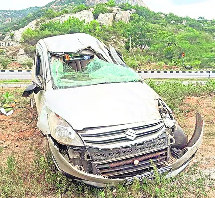 వాహనం బోల్తా.. తప్పిన ప్రమాదం