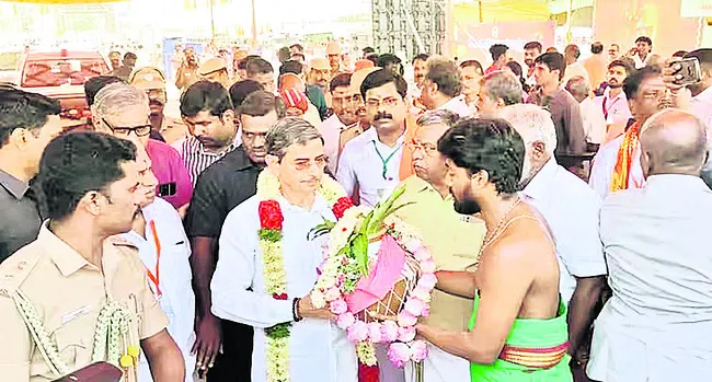కనువిందుగా ఆరుపడై వీడులు