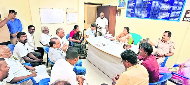 చెరువులోకి వ్యర్థాల విడుదలపై చర్చల విఫలం 