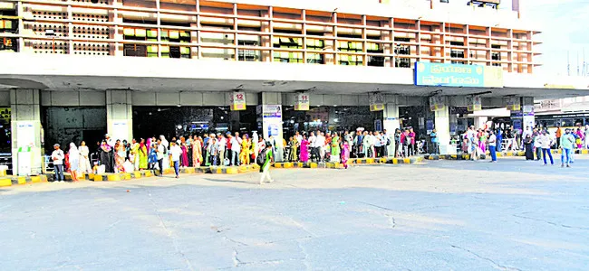 బస్సులు లేక ప్రయాణికులకు ఇక్కట్లు
