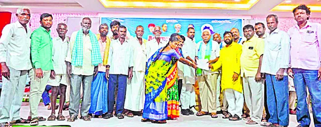 భూ రికార్డులు మార్చేలా చూడండి 
