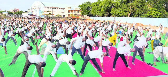 ఉత్సాహంగా యోగా