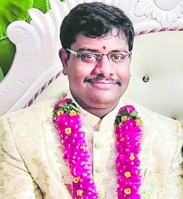 లారీ ఢీకొని సచివాలయ ఉద్యోగి మృతి