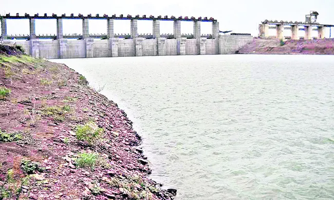 అడుగు దూరంలో నీటి విడుదల