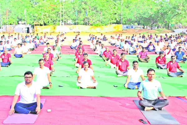 నిత్య జీవితంలో యోగా భాగం కావాలి : కలెక్టర్