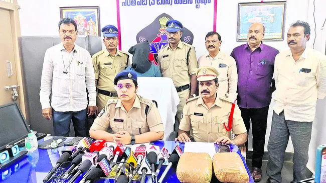 గంజాయి విక్రయిస్తుండగా..