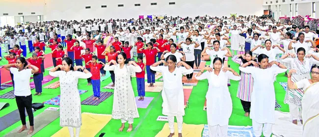 నేటితరానికి యోగా నేర్పించాలి