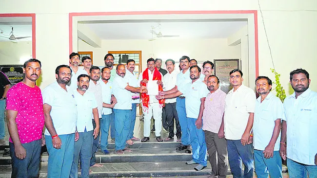 పరేక్ప్లాస్ట్ కార్మికులకు మెరుగైన వేతనాలు