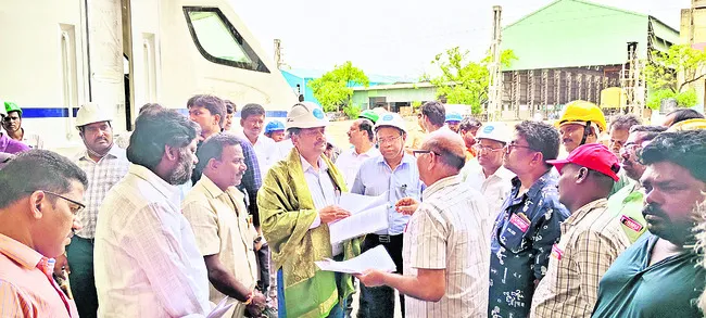 రైల్వే గ్యారేజ్‌ పరిశీలన 