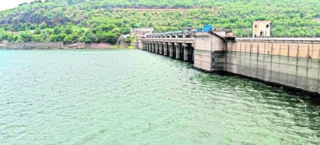 శ్రీశైలానికి పెరుగుతున్న వరద