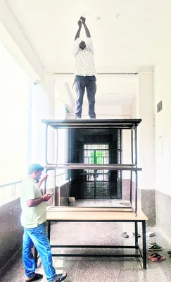 ఆర్యూలో అనధికార ఉద్యోగులు